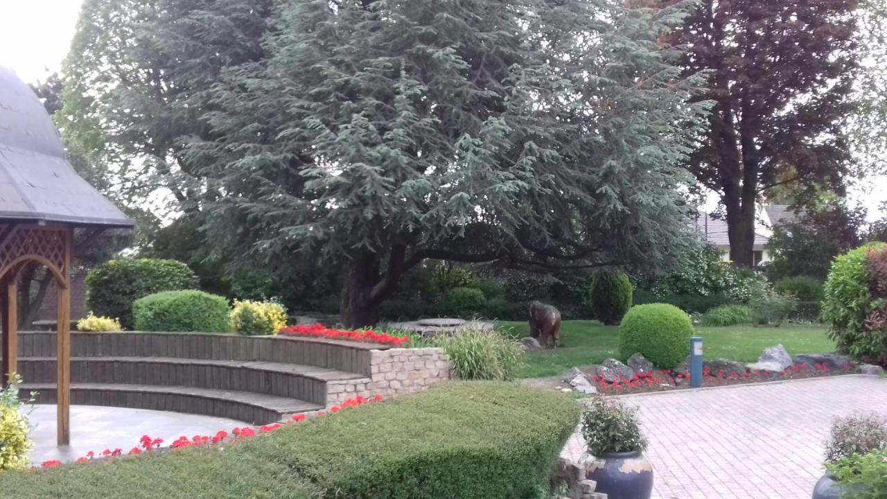 Le Manoir De La Mantille Caudry Exterior photo